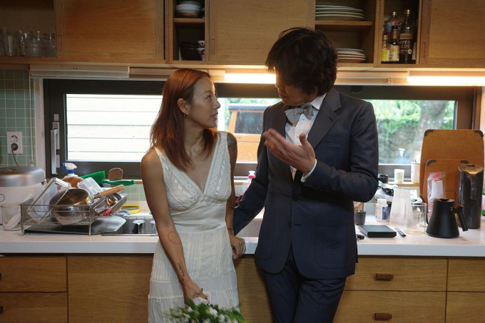 Hot rần rần bộ ảnh cưới độc lạ kỷ niệm 10 năm Lee Hyori &quot;theo chồng bỏ cuộc chơi&quot; - Ảnh 1.
