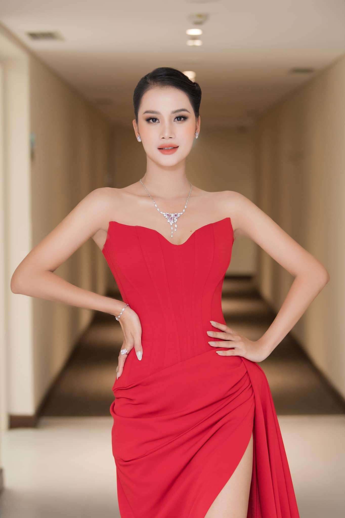 2 Á hậu Miss Universe Vietnam: Một người là cô bé chăn trâu trốn mẹ thi Hoa hậu, một người vừa vượt qua phẫu thuật khối u ở ngực - Ảnh 4.