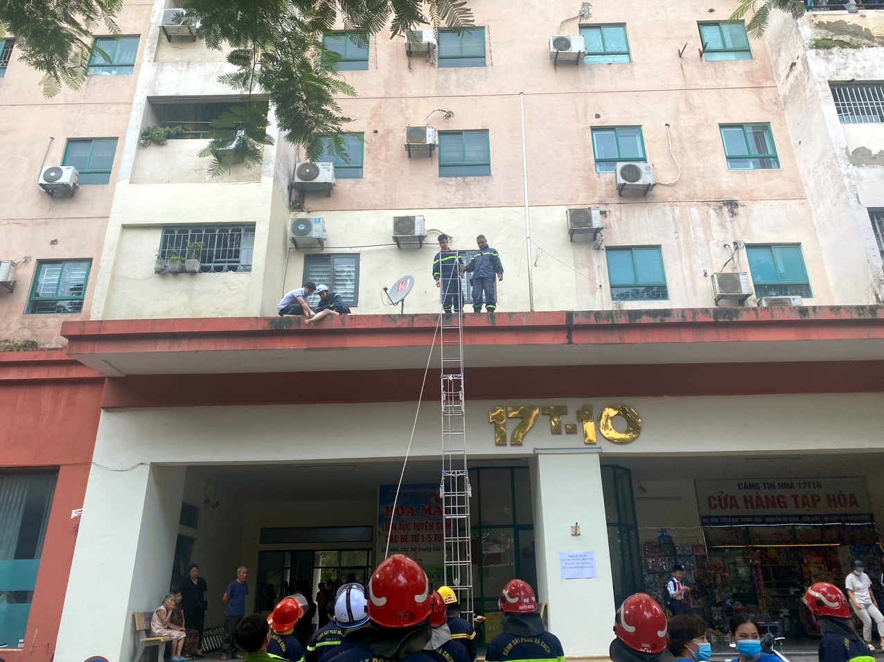 Người phụ nữ ở Hà Nội rơi từ chung cư xuống mặt thoáng trần tầng 1 - Ảnh 1.