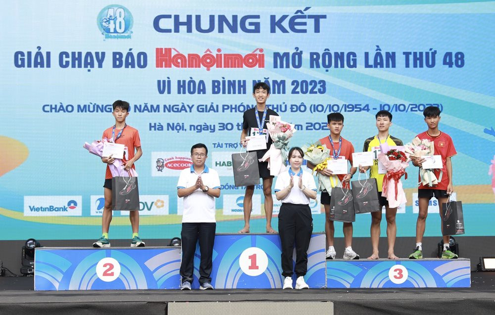 Bất ngờ trước hình ảnh vận động viên chạy chân đất trong giải chạy báo Hà Nội mới  - Ảnh 6.