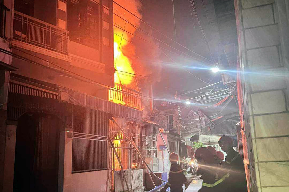 6 người ở Đà Nẵng thoát khỏi ngôi nhà rực lửa - Ảnh 1.