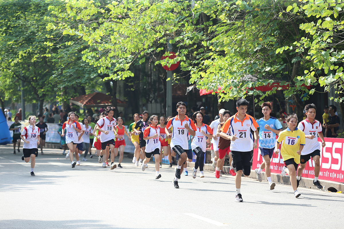 Bất ngờ trước hình ảnh vận động viên chạy chân đất trong giải chạy báo Hà Nội mới  - Ảnh 8.