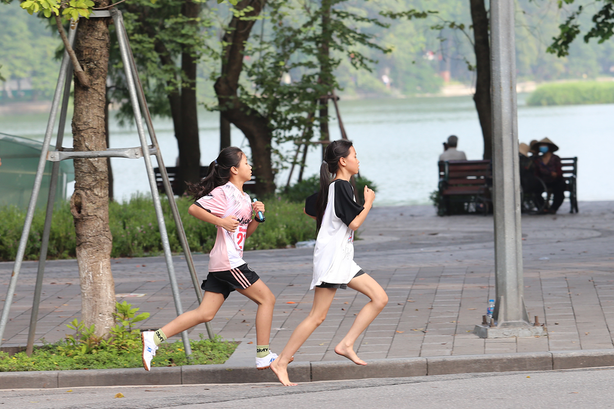 Bất ngờ trước hình ảnh vận động viên chạy chân đất trong giải chạy báo Hà Nội mới  - Ảnh 3.