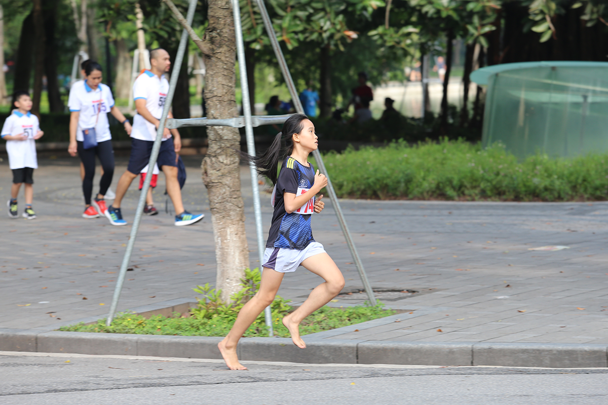Bất ngờ trước hình ảnh vận động viên chạy chân đất trong giải chạy báo Hà Nội mới  - Ảnh 4.