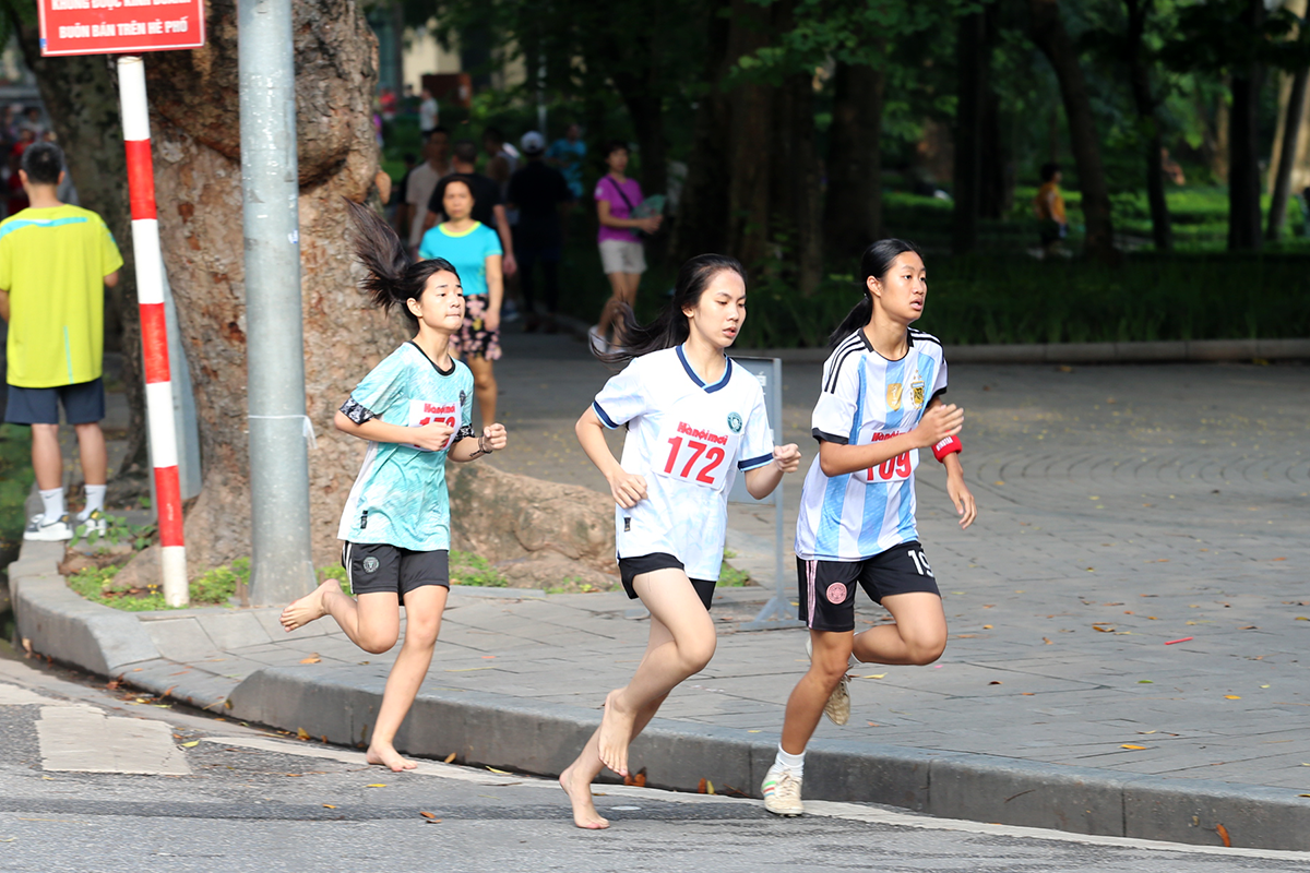 Bất ngờ trước hình ảnh vận động viên chạy chân đất trong giải chạy báo Hà Nội mới  - Ảnh 1.