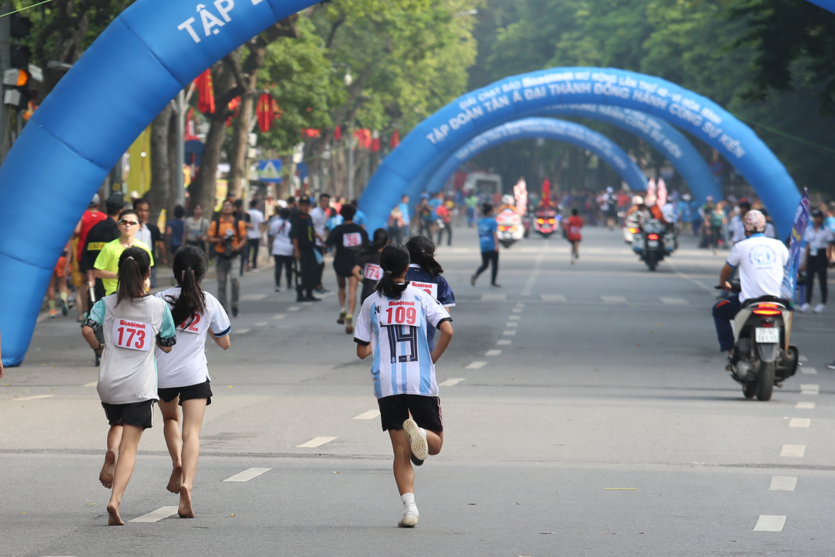 Bất ngờ trước hình ảnh vận động viên chạy chân đất trong giải chạy báo Hà Nội mới  - Ảnh 5.