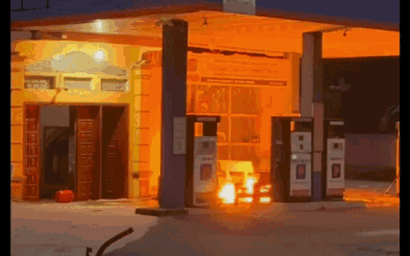 Video: Hoảng hồn cảnh người phụ nữ đốt cây xăng ở Vĩnh Phúc