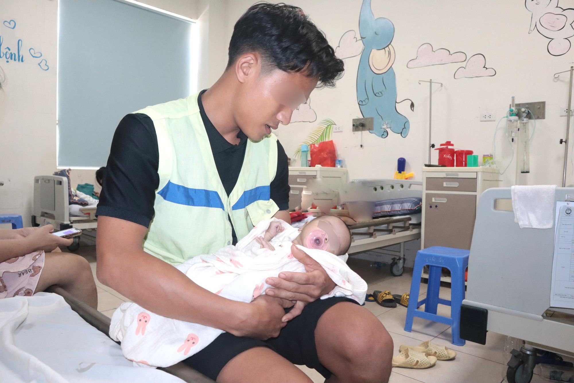 Nghẹt thở ca phẫu thuật 'vá tim' cho em bé 40 ngày tuổi mắc tim bẩm sinh phức tạp - Ảnh 3. Nghẹt thở ca phẫu thuật 'vá tim' cho em bé 40 ngày tuổi mắc tim bẩm sinh phức tạp - Ảnh 3.