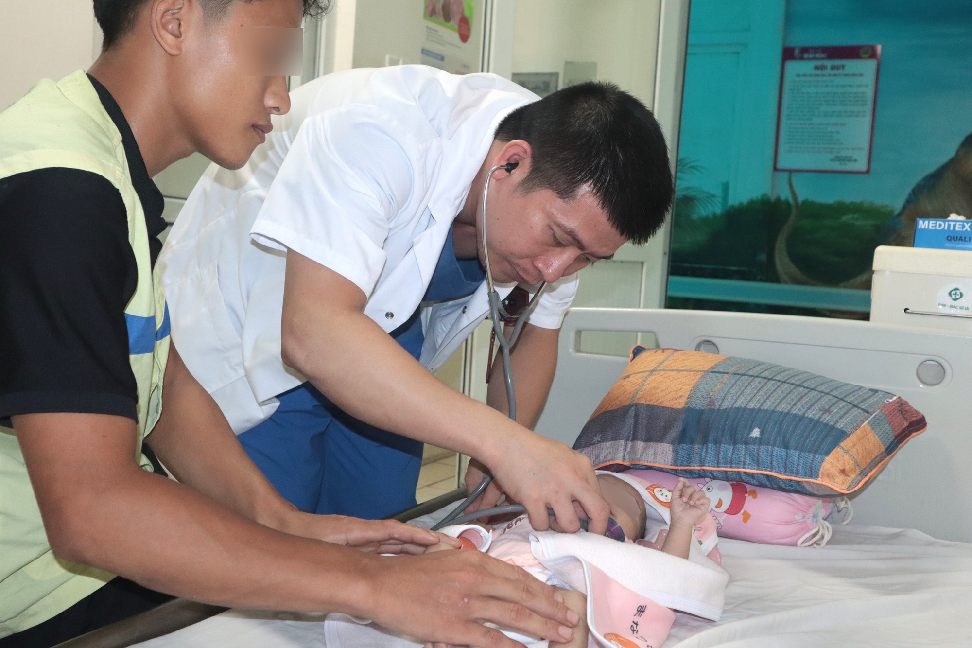Nghẹt thở ca phẫu thuật 'vá tim' cho em bé 40 ngày tuổi mắc tim bẩm sinh phức tạp - Ảnh 2. Nghẹt thở ca phẫu thuật 'vá tim' cho em bé 40 ngày tuổi mắc tim bẩm sinh phức tạp - Ảnh 2.