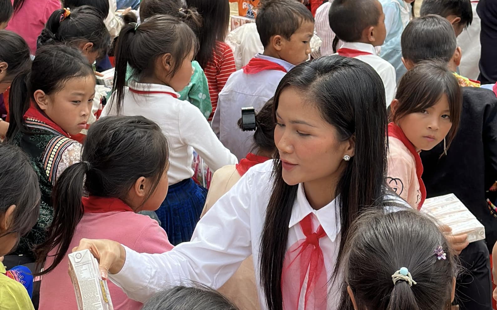 H"Hen Niê đeo khăn quàng đỏ, tặng quà ý nghĩa cho các em nhỏ dân tộc nhân ngày khai giảng