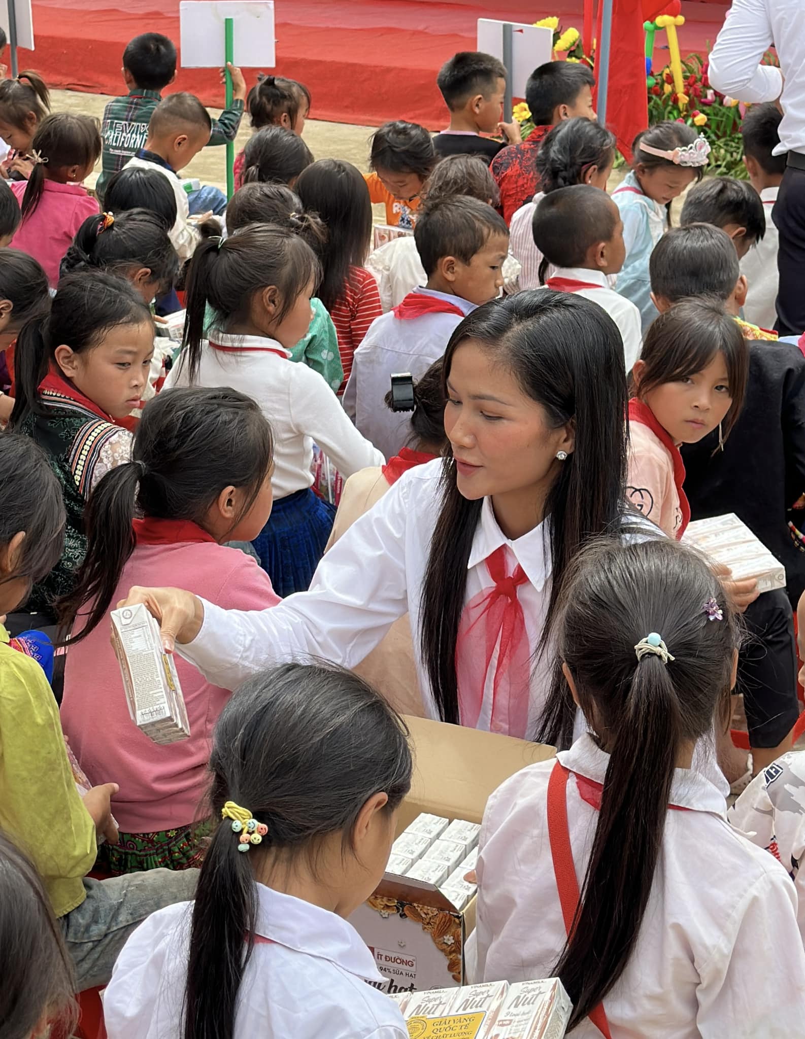 H'Hen Niê đeo khăn quàng đỏ, tặng quà ý nghĩa cho các em nhỏ dân tộc nhân ngày khai giảng - Ảnh 2.