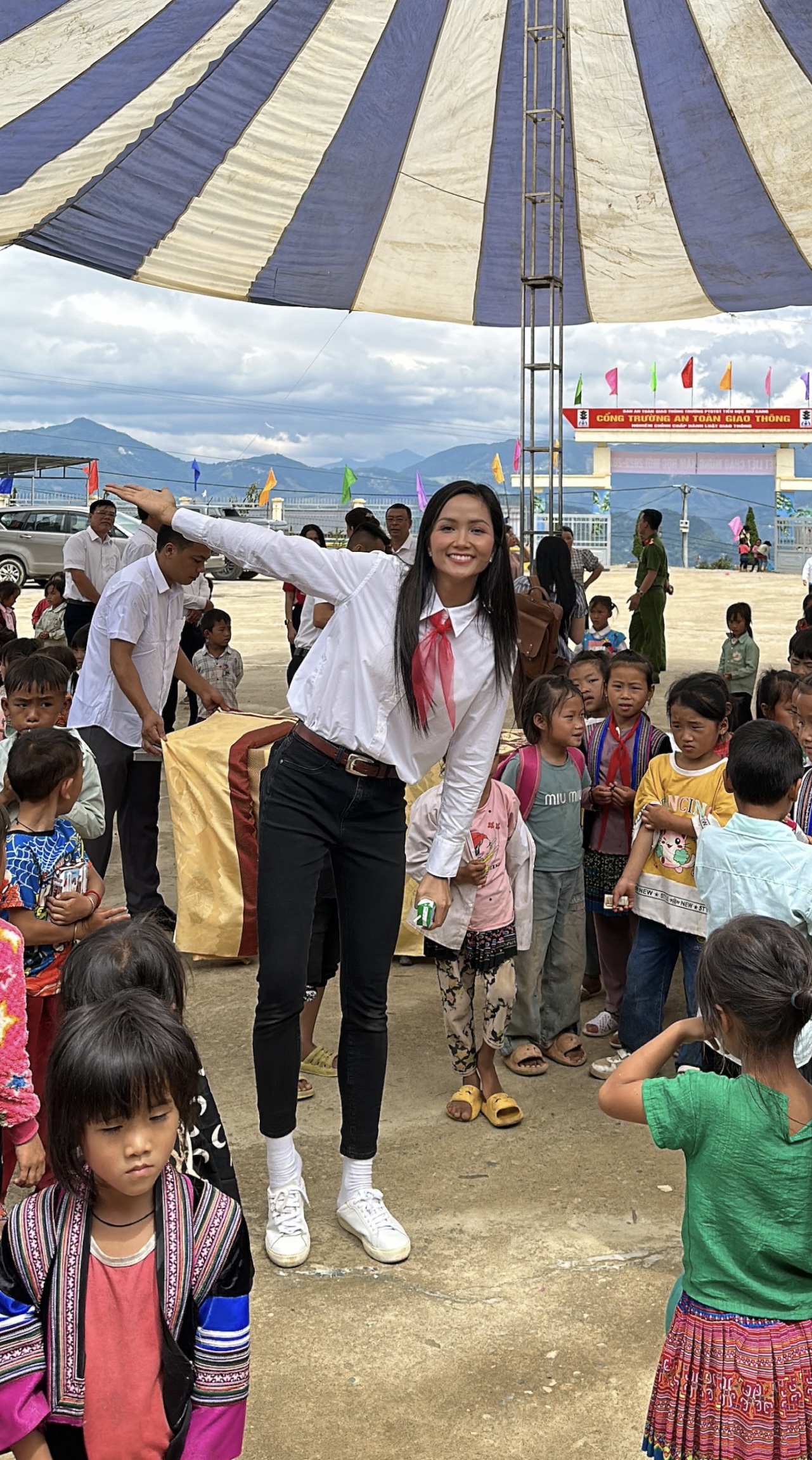 H'Hen Niê đeo khăn quàng đỏ, tặng quà ý nghĩa cho các em nhỏ dân tộc nhân ngày khai giảng - Ảnh 1.