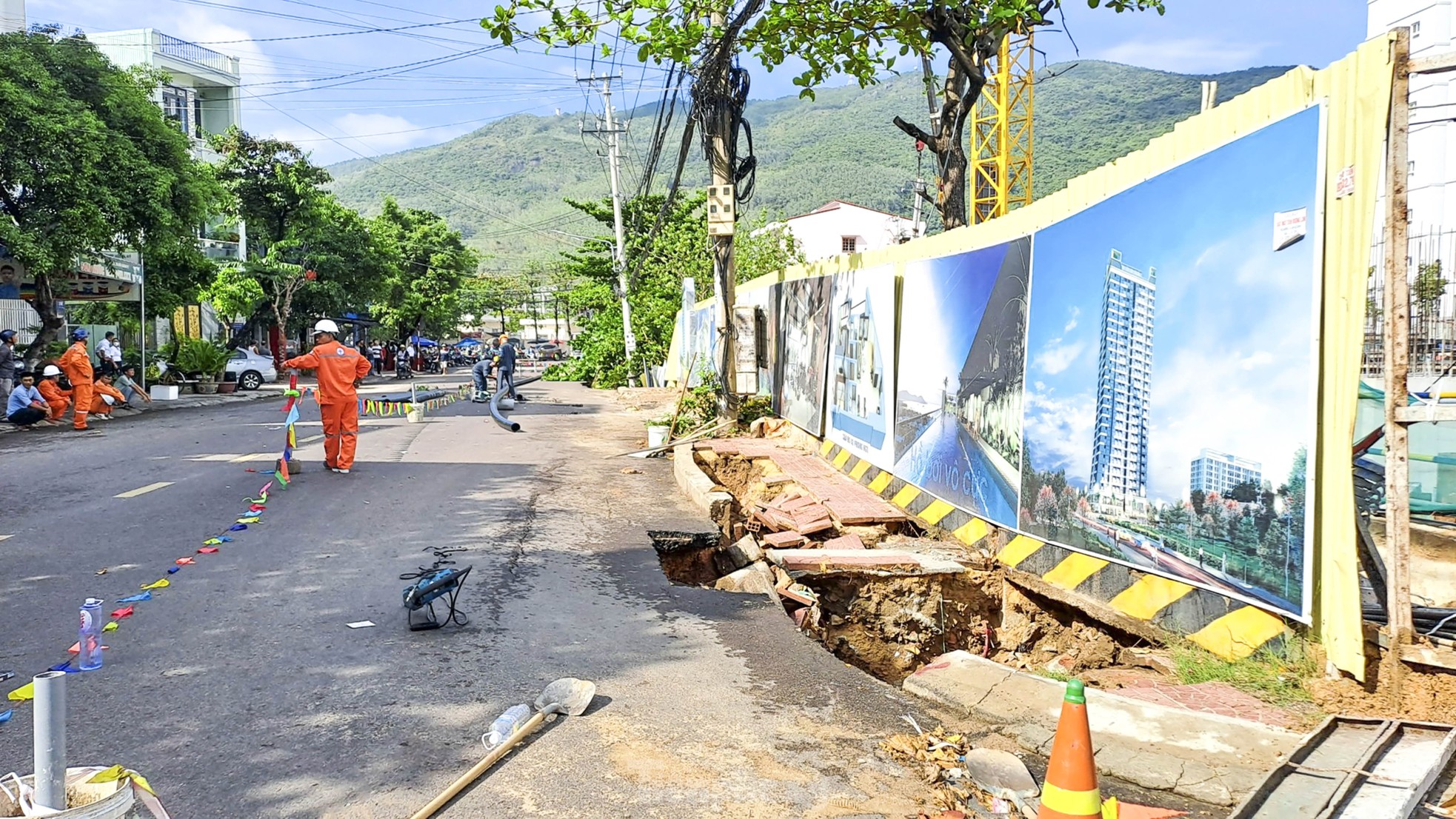 Đường bất ngờ sụt lún 'nuốt chửng' cây xanh, trụ điện - Ảnh 6.