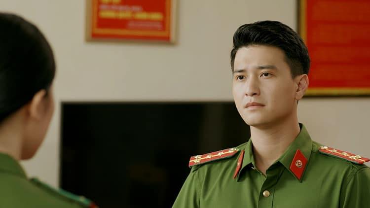 Huỳnh Anh: Đời thường xuề xòa khác biệt vẻ nghiêm túc của cảnh sát Tuấn 'Biệt dược đen' - Ảnh 2.