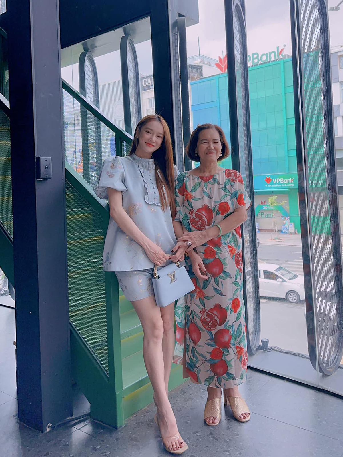 Street style sao Việt: Kỳ Duyên chụp ảnh cùng nhân vật hot, Thùy Tiên chọn đồ đơn giản đi cà phê  - Ảnh 2.