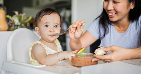 Thời điểm phù hợp nhất nên cho trẻ ăn dặm
