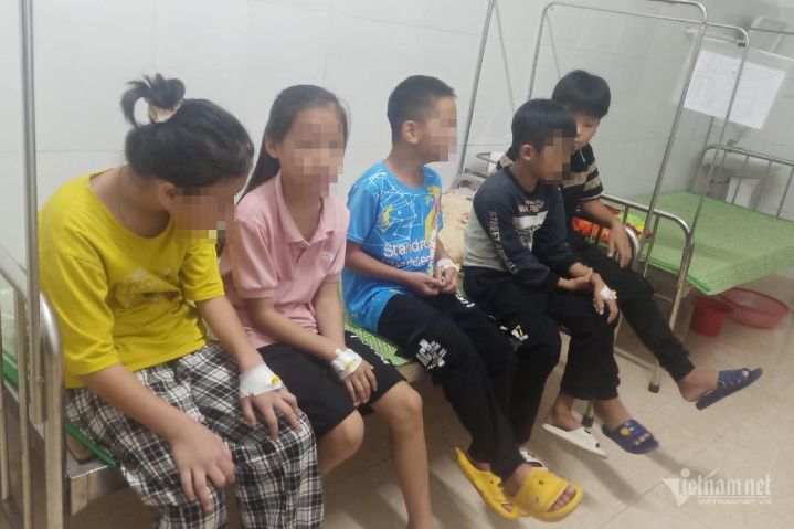 Cao Bằng: Ăn kẹo bán ở cổng trường 25 học sinh nhập viện nghi ngộ độc - Ảnh 1. Cao Bằng: Ăn kẹo bán ở cổng trường 25 học sinh nhập viện nghi ngộ độc - Ảnh 1.