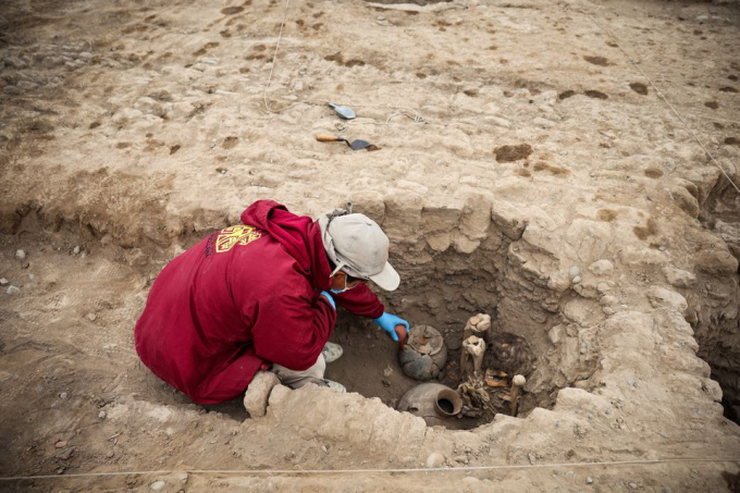 Khai quật mộ cổ, chuyên gia phát hiện &quot;xác ướp tóc dài&quot; 1.000 năm tuổi trong tư thế lạ - Ảnh 1.