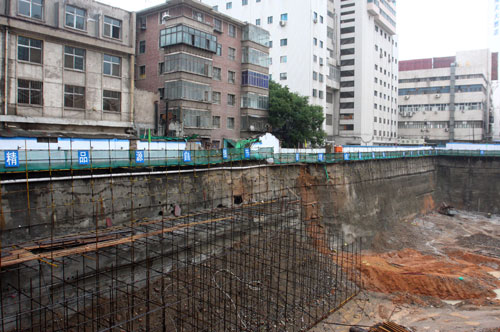 Công trường đào móng thi công khiến tòa nhà 6 tầng liền kề bị lún và nứt nẻ, 130 người phải sơ tán khẩn cấp - Ảnh 4.