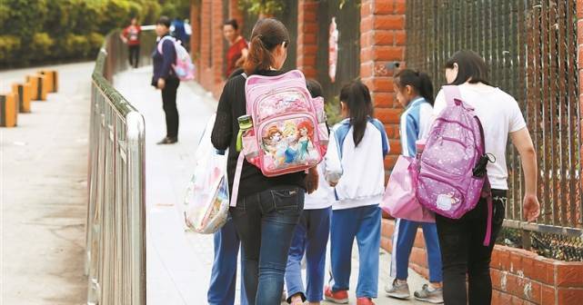 Bài đăng của một bà mẹ khiến hội phụ huynh tranh cãi: 'Đón con tan học có nhất quyết phải mặc quần dài không?'