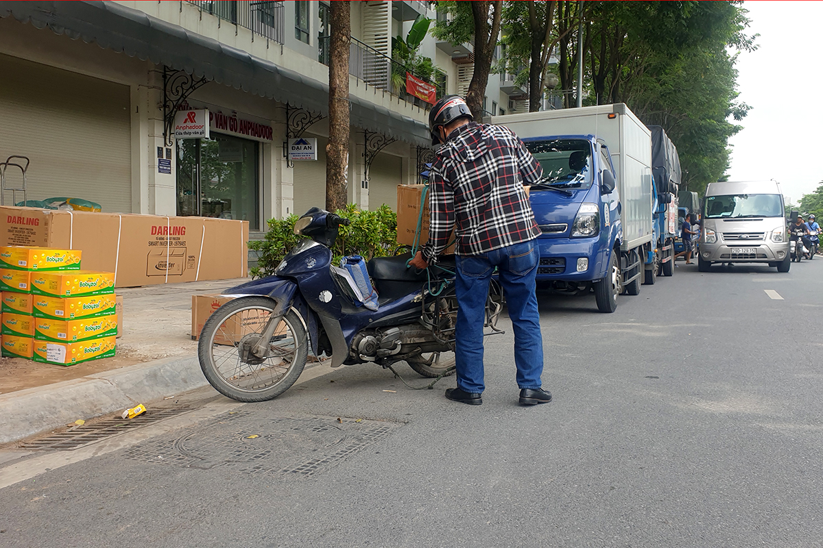 Bến bãi vận chuyển hàng hóa tự phát ngang nhiên hoạt động ngay tuyến đường nội đô Hà Nội - Ảnh 1.