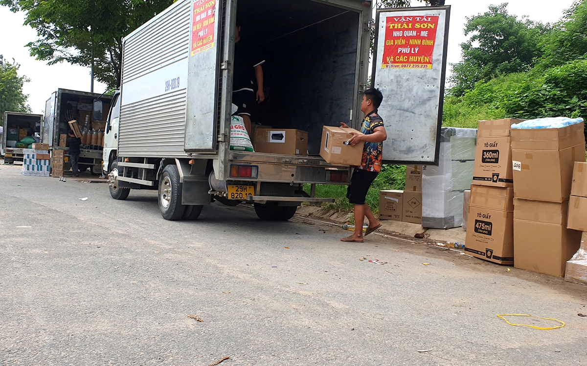 Bến bãi vận chuyển hàng hóa tự phát ngang nhiên hoạt động ngay tuyến đường nội đô Hà Nội