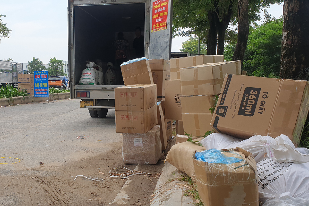 Bến bãi vận chuyển hàng hóa tự phát ngang nhiên hoạt động ngay tuyến đường nội đô Hà Nội - Ảnh 2.