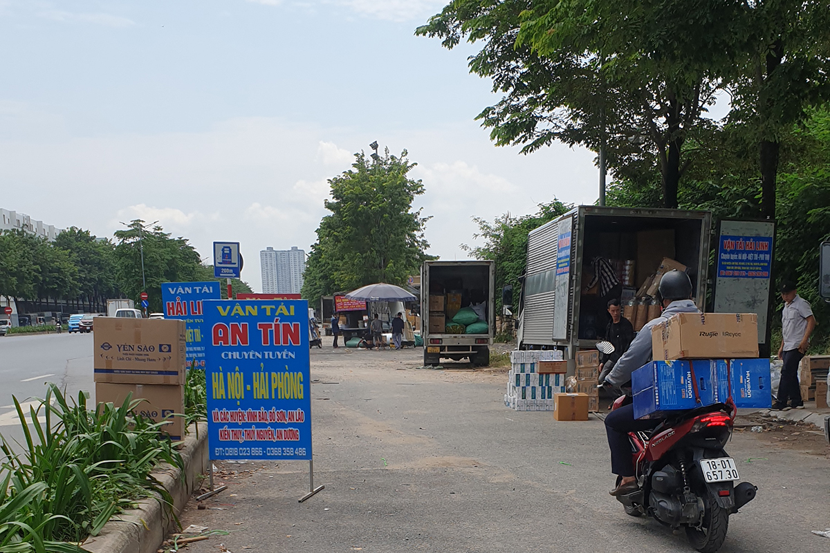 Bến bãi vận chuyển hàng hóa tự phát ngang nhiên hoạt động ngay tuyến đường nội đô Hà Nội - Ảnh 6.