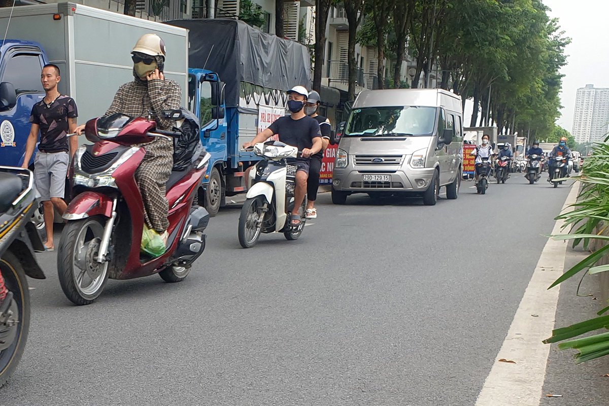 Bến bãi vận chuyển hàng hóa tự phát ngang nhiên hoạt động ngay tuyến đường nội đô Hà Nội - Ảnh 4.