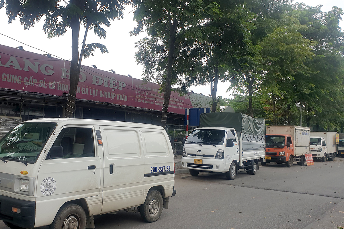 Bến bãi vận chuyển hàng hóa tự phát ngang nhiên hoạt động ngay tuyến đường nội đô Hà Nội - Ảnh 9.