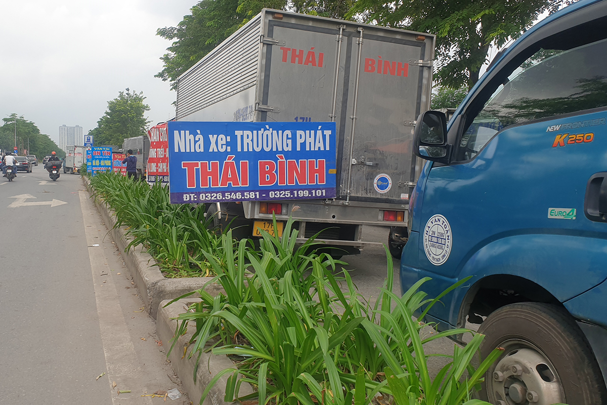 Bến bãi vận chuyển hàng hóa tự phát ngang nhiên hoạt động ngay tuyến đường nội đô Hà Nội - Ảnh 5.