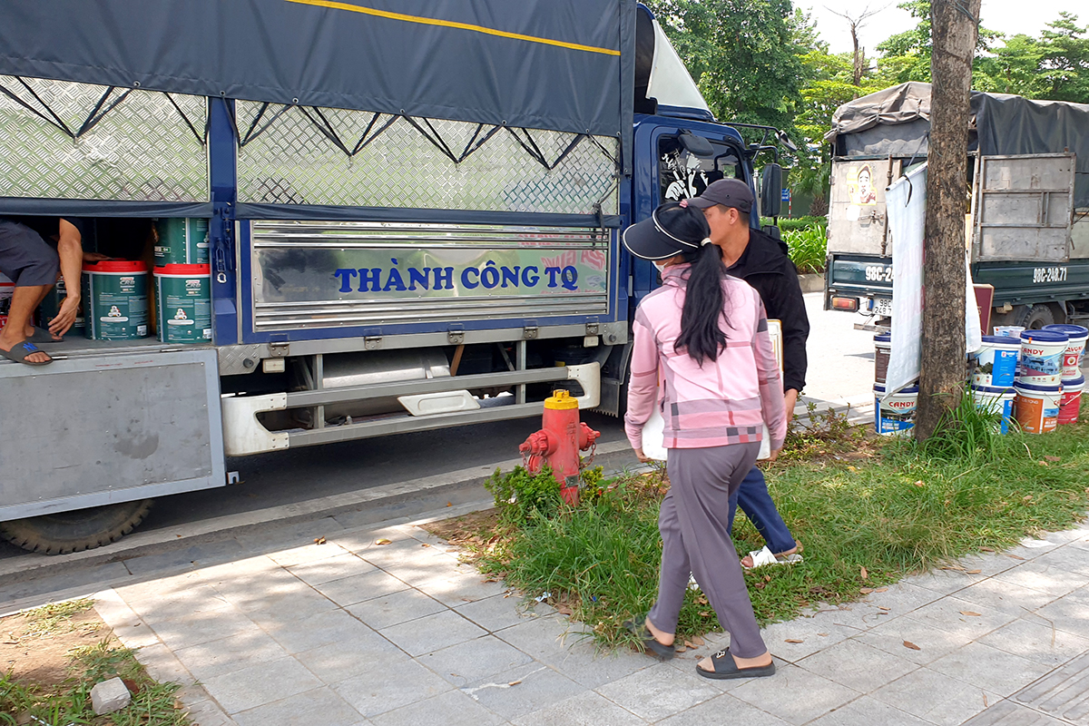 Bến bãi vận chuyển hàng hóa tự phát ngang nhiên hoạt động ngay tuyến đường nội đô Hà Nội - Ảnh 8.