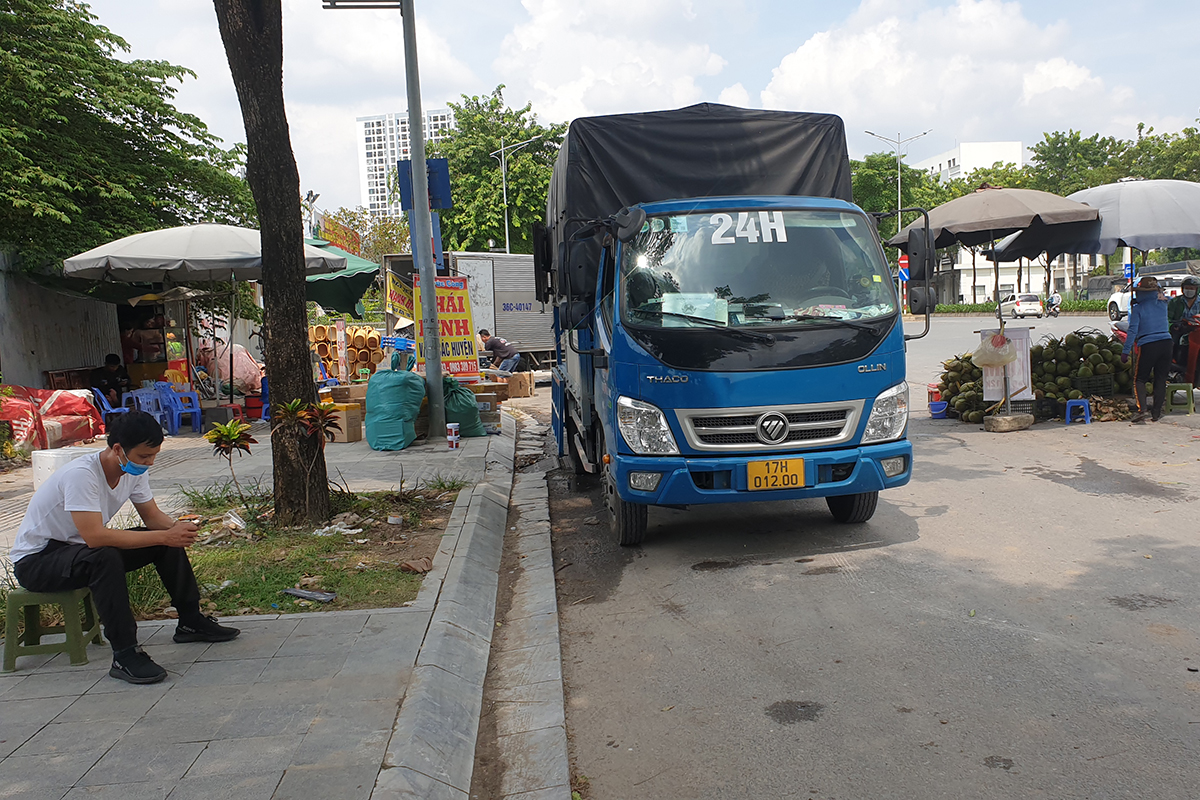Bến bãi vận chuyển hàng hóa tự phát ngang nhiên hoạt động ngay tuyến đường nội đô Hà Nội - Ảnh 11.