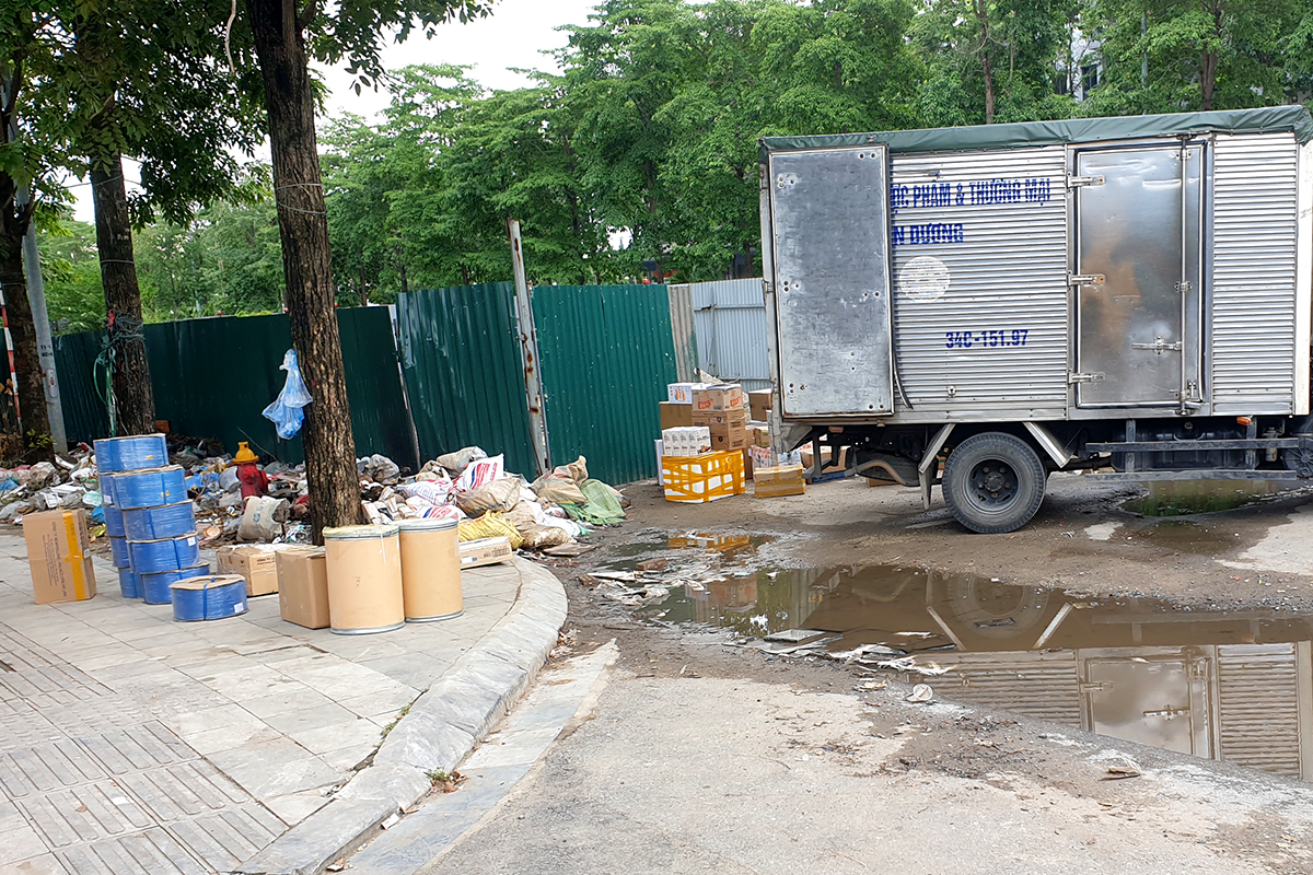Bến bãi vận chuyển hàng hóa tự phát ngang nhiên hoạt động ngay tuyến đường nội đô Hà Nội - Ảnh 3.