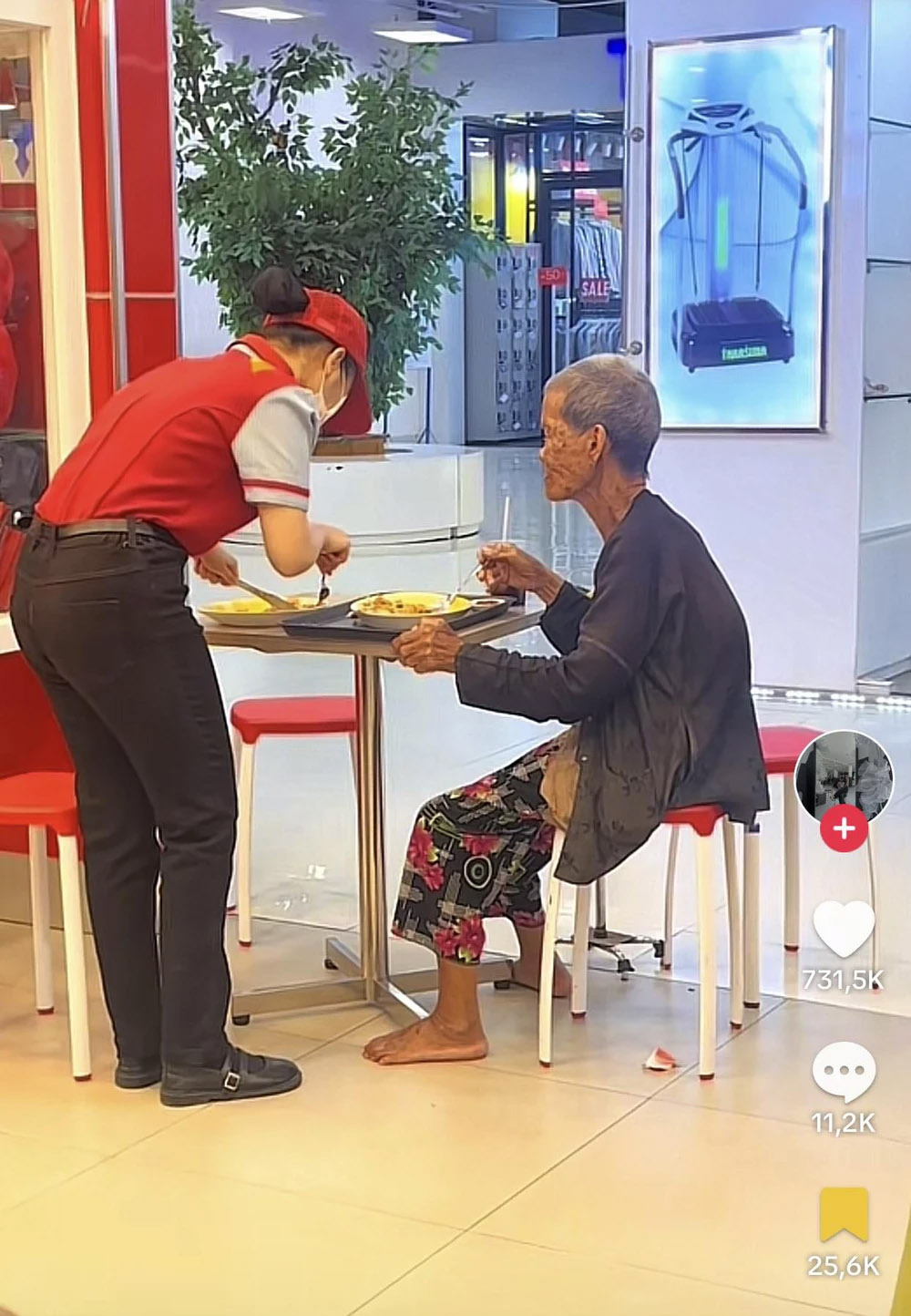 Cụ bà bán vé số vào gọi món, hành động của nhân viên quán hút hơn 5 triệu lượt theo dõi - Ảnh 1.