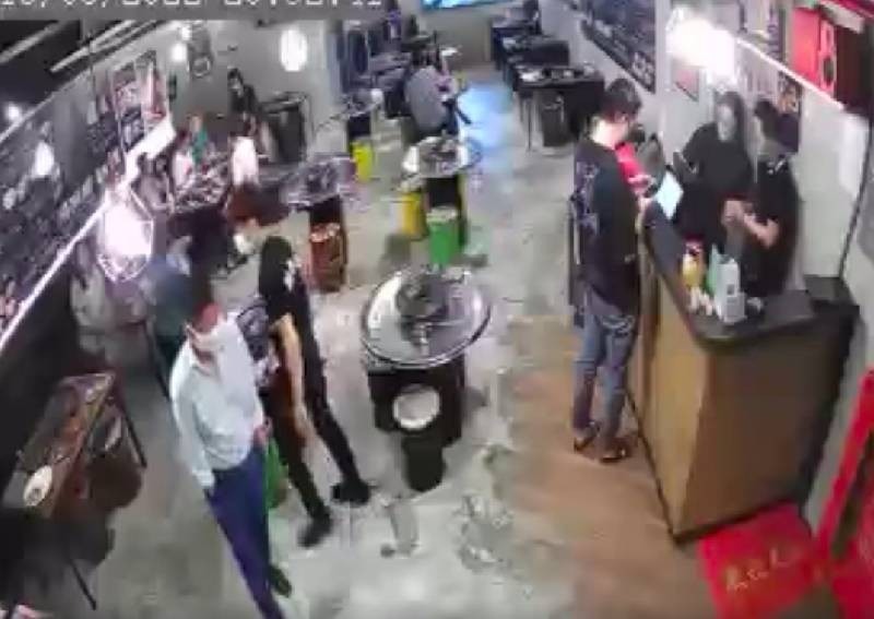Vào nhà hàng ăn bữa sang chảnh gần 5 triệu, đôi nam nữ có hành động khiến nữ nhân viên phục vụ khóc ròng - Ảnh 2. Vào nhà hàng ăn bữa sang chảnh gần 5 triệu, đôi nam nữ có hành động khiến nữ nhân viên phục vụ khóc ròng - Ảnh 2.