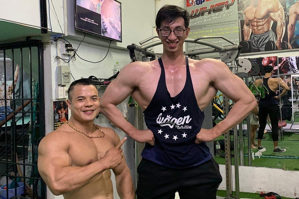 Hai anh em &quot;người khổng lồ&quot; ở TPHCM: Không thể đi ô tô, người lạ kì thị - Ảnh 1.