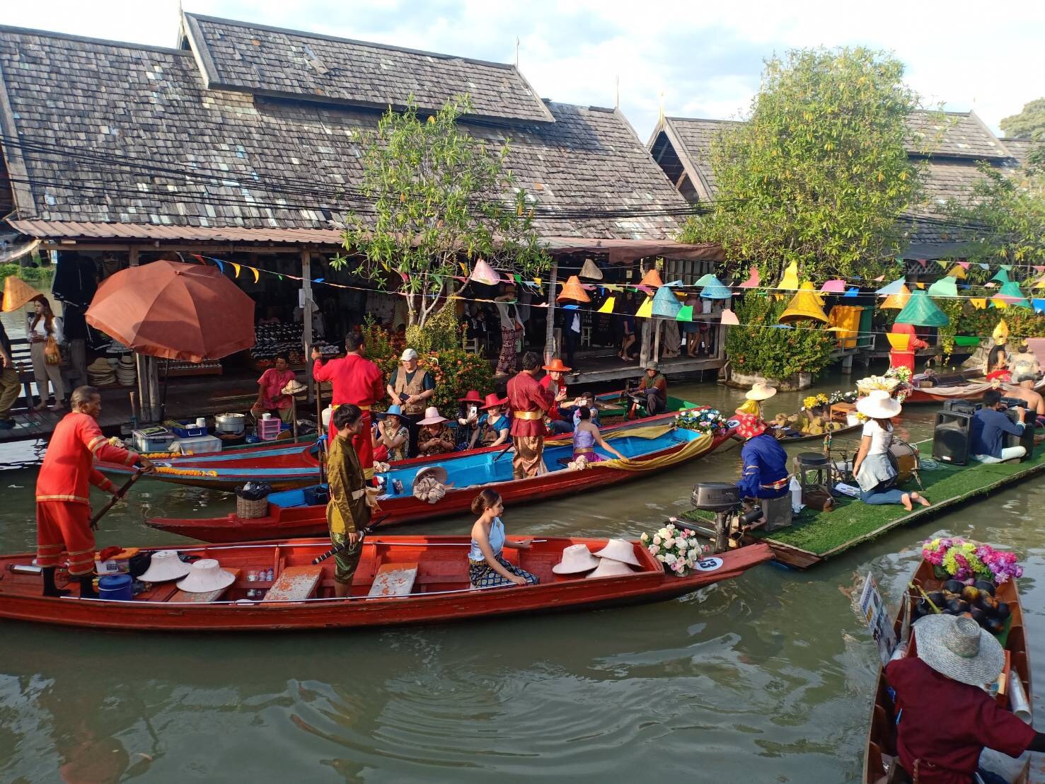 Chợ nổi Pattaya - điểm du lịch nổi tiếng Thái Lan "bà hỏa" thiêu rụi, người dân náo loạn nhảy xuống nước thoát thân - Ảnh 10. Chợ nổi Pattaya - điểm du lịch nổi tiếng Thái Lan "bà hỏa" thiêu rụi, người dân náo loạn nhảy xuống nước thoát thân - Ảnh 10.