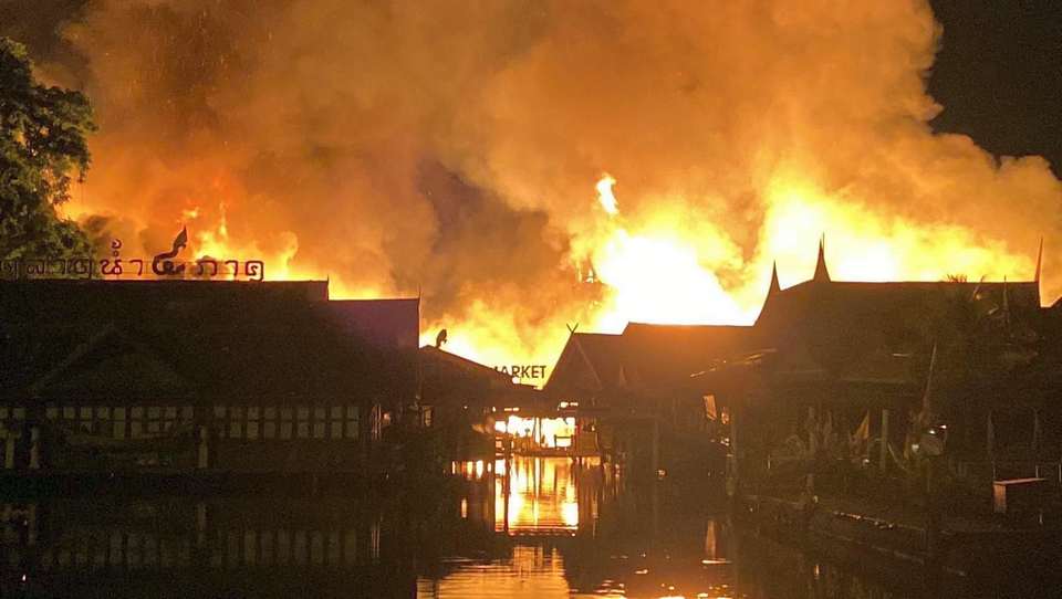 Chợ nổi Pattaya - điểm du lịch nổi tiếng Thái Lan "bà hỏa" thiêu rụi, người dân náo loạn nhảy xuống nước thoát thân - Ảnh 2. Chợ nổi Pattaya - điểm du lịch nổi tiếng Thái Lan "bà hỏa" thiêu rụi, người dân náo loạn nhảy xuống nước thoát thân - Ảnh 2.