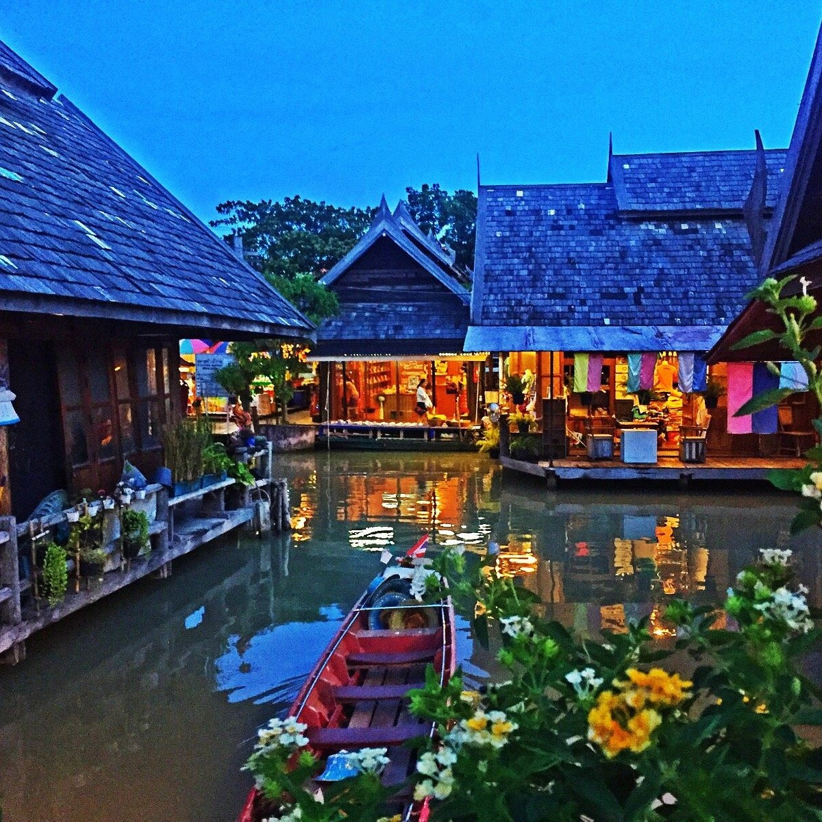 Chợ nổi Pattaya - điểm du lịch nổi tiếng Thái Lan "bà hỏa" thiêu rụi, người dân náo loạn nhảy xuống nước thoát thân - Ảnh 8. Chợ nổi Pattaya - điểm du lịch nổi tiếng Thái Lan "bà hỏa" thiêu rụi, người dân náo loạn nhảy xuống nước thoát thân - Ảnh 8.