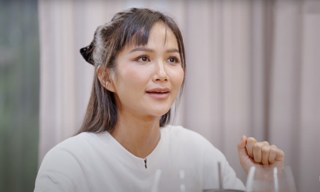 Hoa hậu H'Hen Niê: 'Yêu nhau 3 năm, không hiểu tại sao bạn trai chia tay' - Ảnh 2.