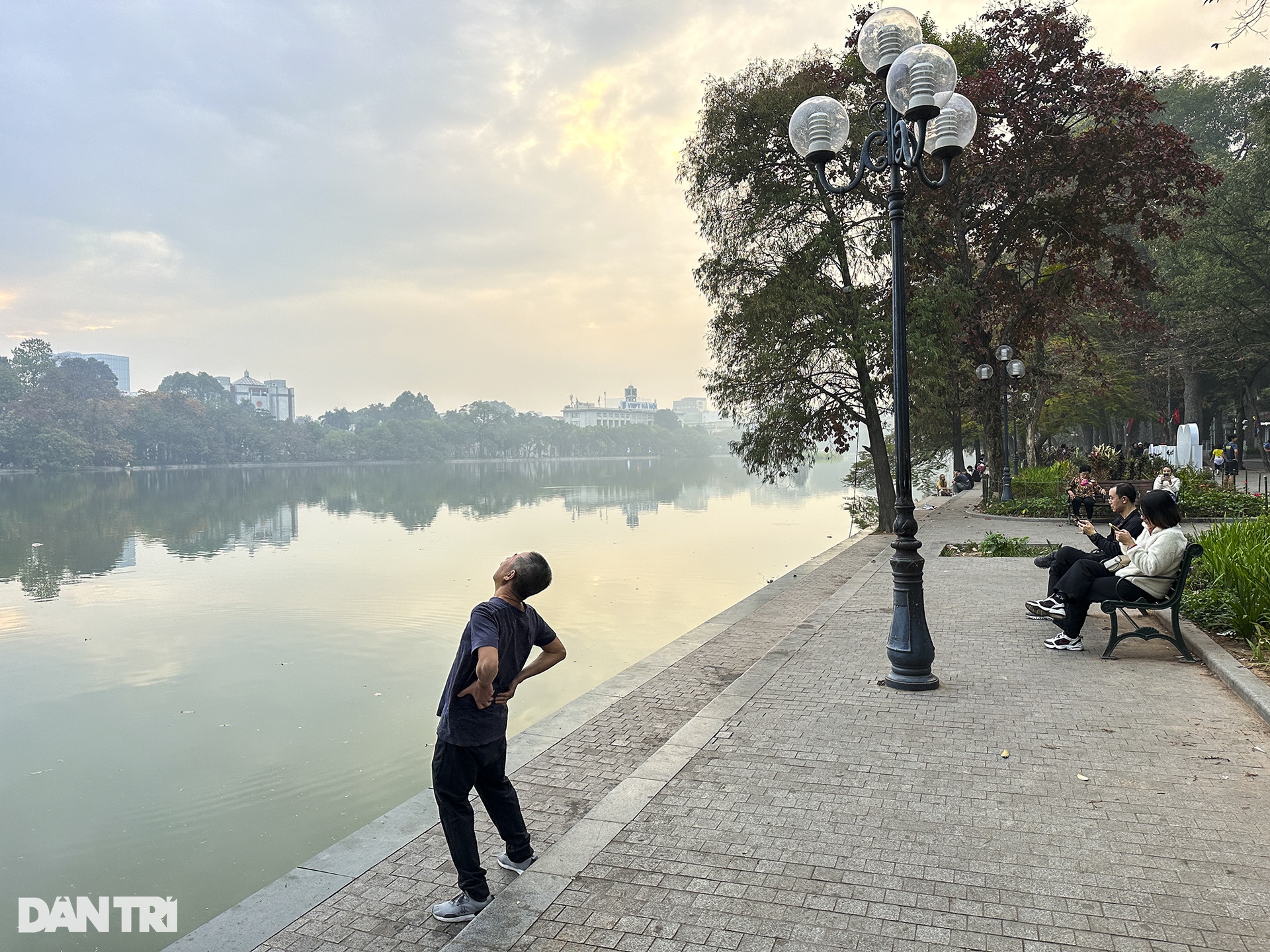 Hình ảnh đường phố Hà Nội yên bình trong ngày đầu năm mới 2024 - Ảnh 4.