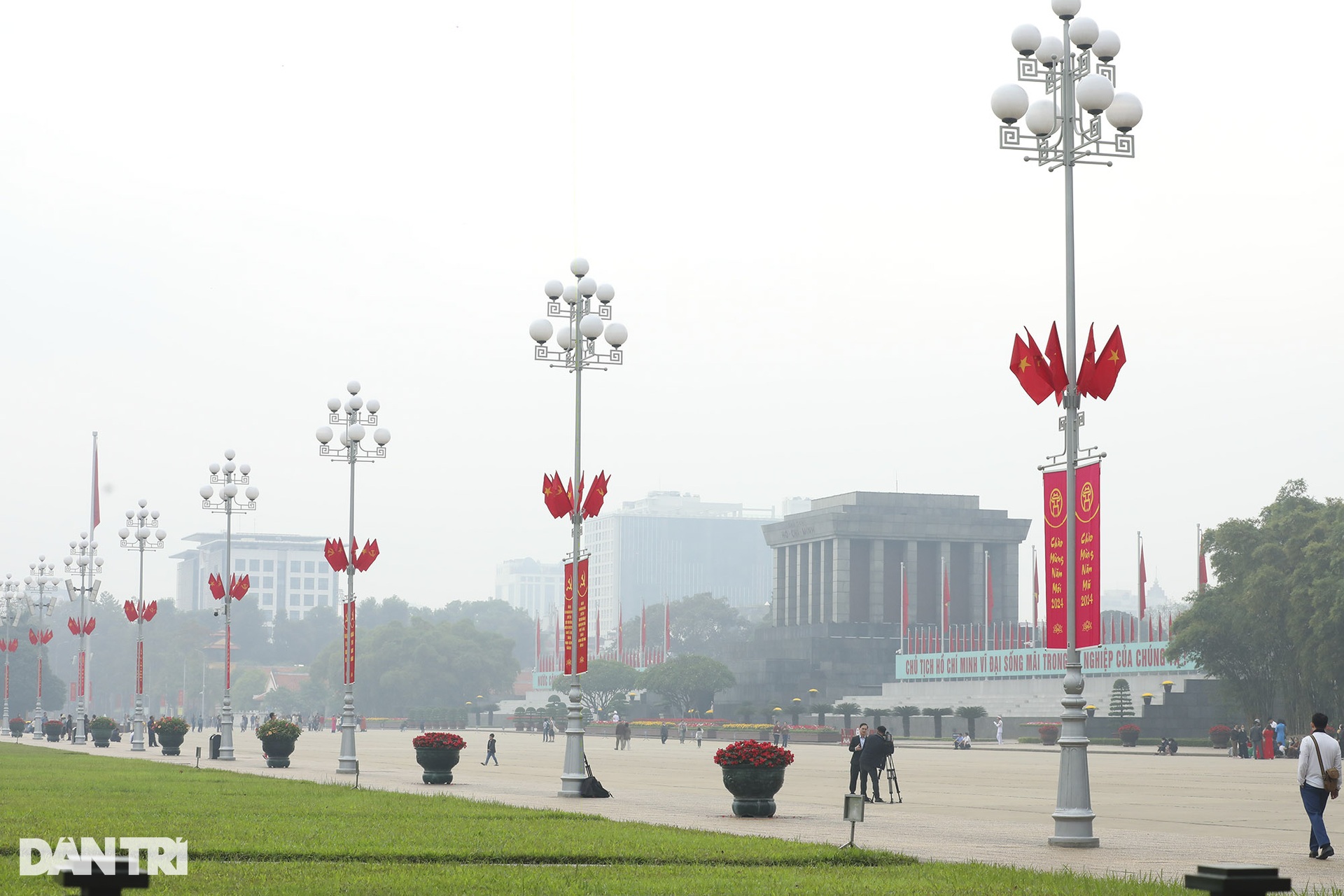 Hình ảnh đường phố Hà Nội yên bình trong ngày đầu năm mới 2024 - Ảnh 6.