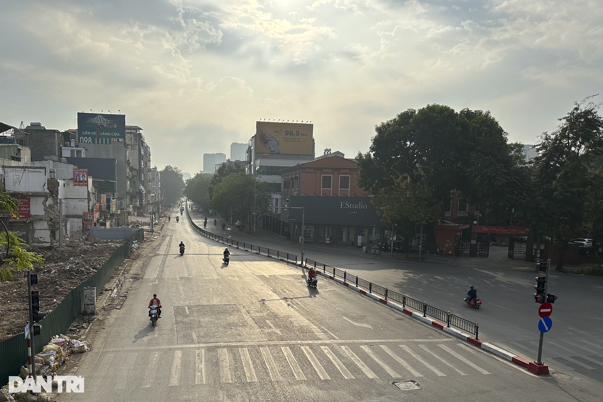 Hình ảnh đường phố Hà Nội yên bình trong ngày đầu năm mới 2024 - Ảnh 8.