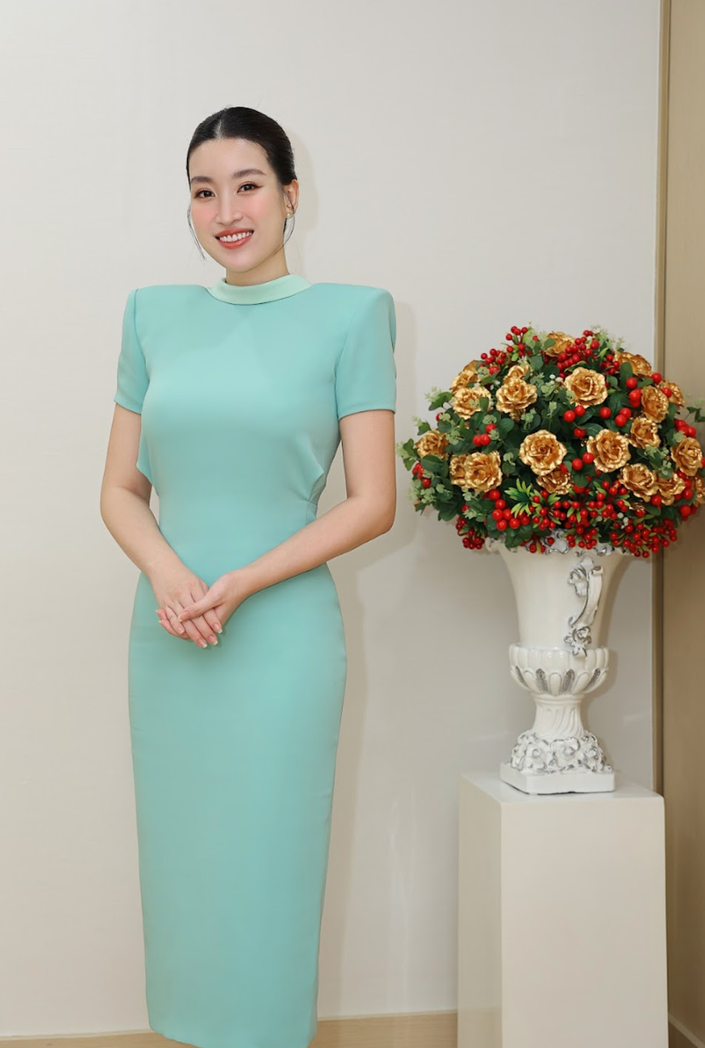 Hoa hậu Đỗ Mỹ Linh 'chiếm sóng' trong loạt ảnh ngày cuối năm
