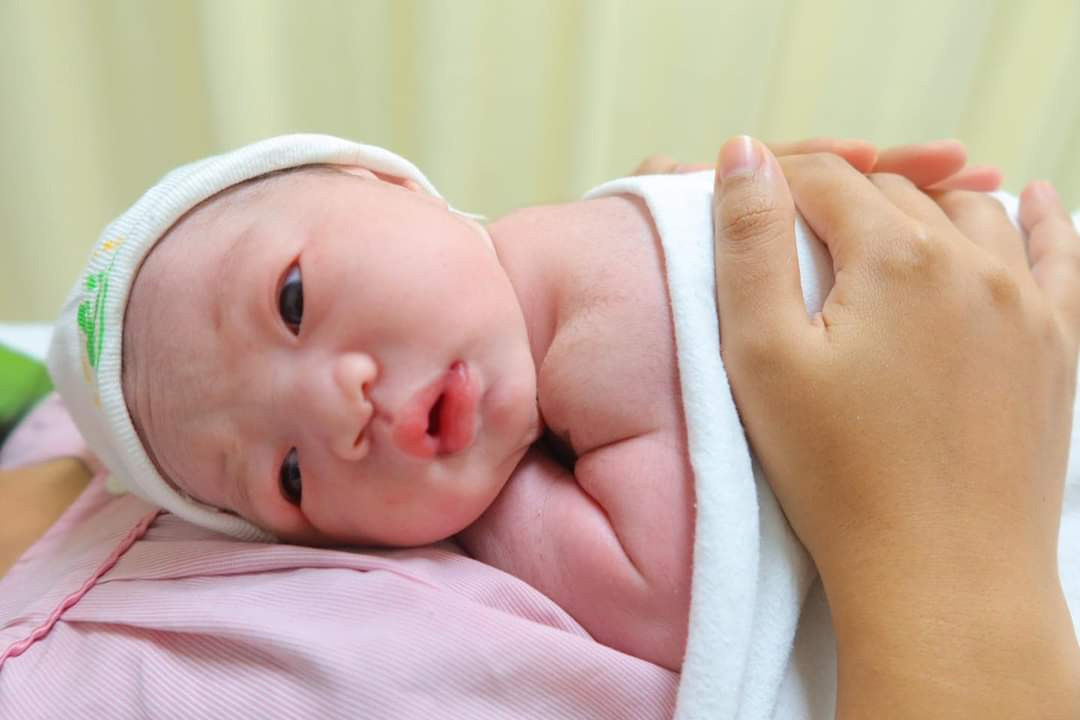 Những em bé chào đời vào khoảnh khắc đầu tiên của năm 2024 - Ảnh 1.