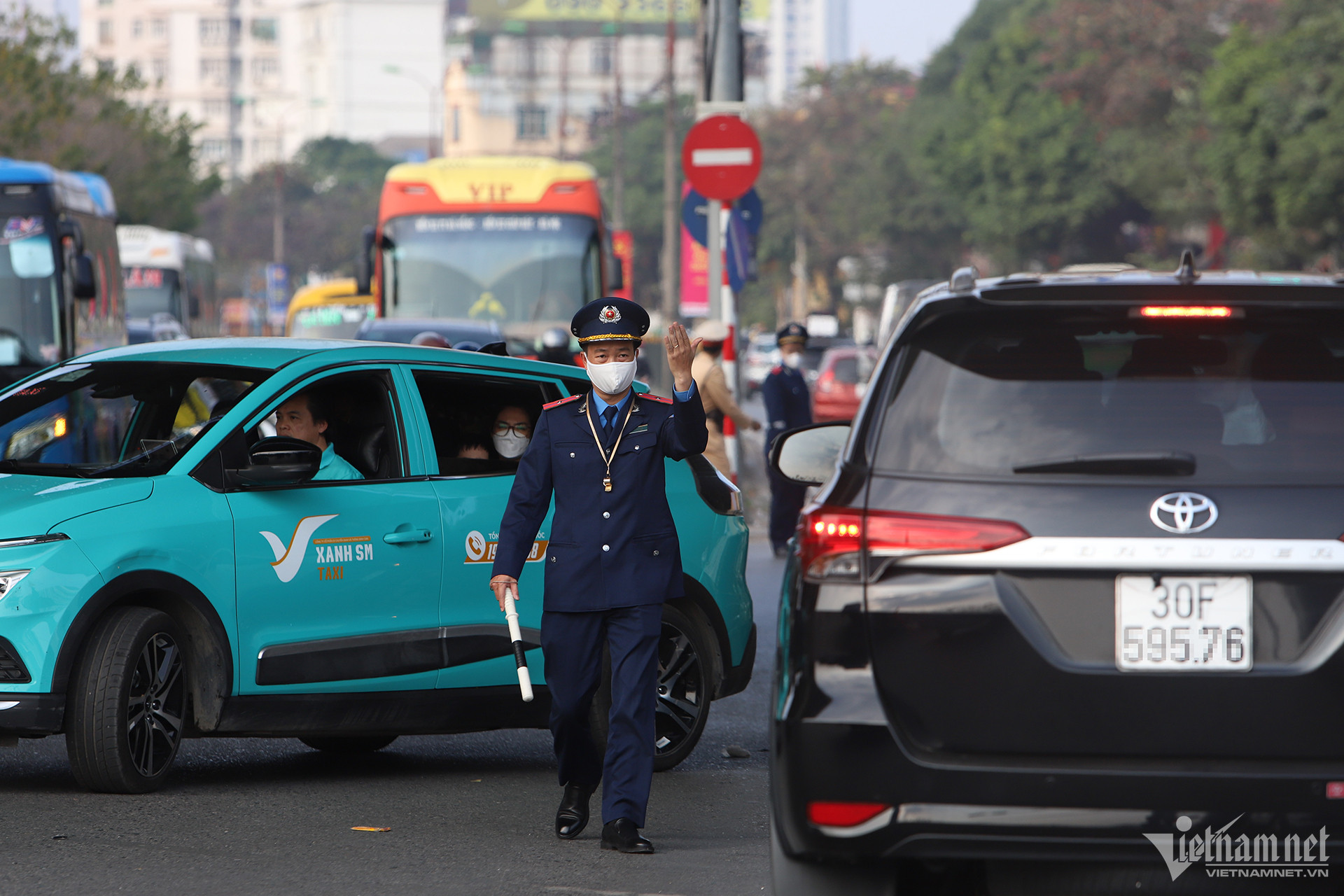 Kết thúc kỳ nghỉ Tết Dương lịch 2024, cửa ngõ về Hà Nội lại chật ních xe cộ - Ảnh 5.