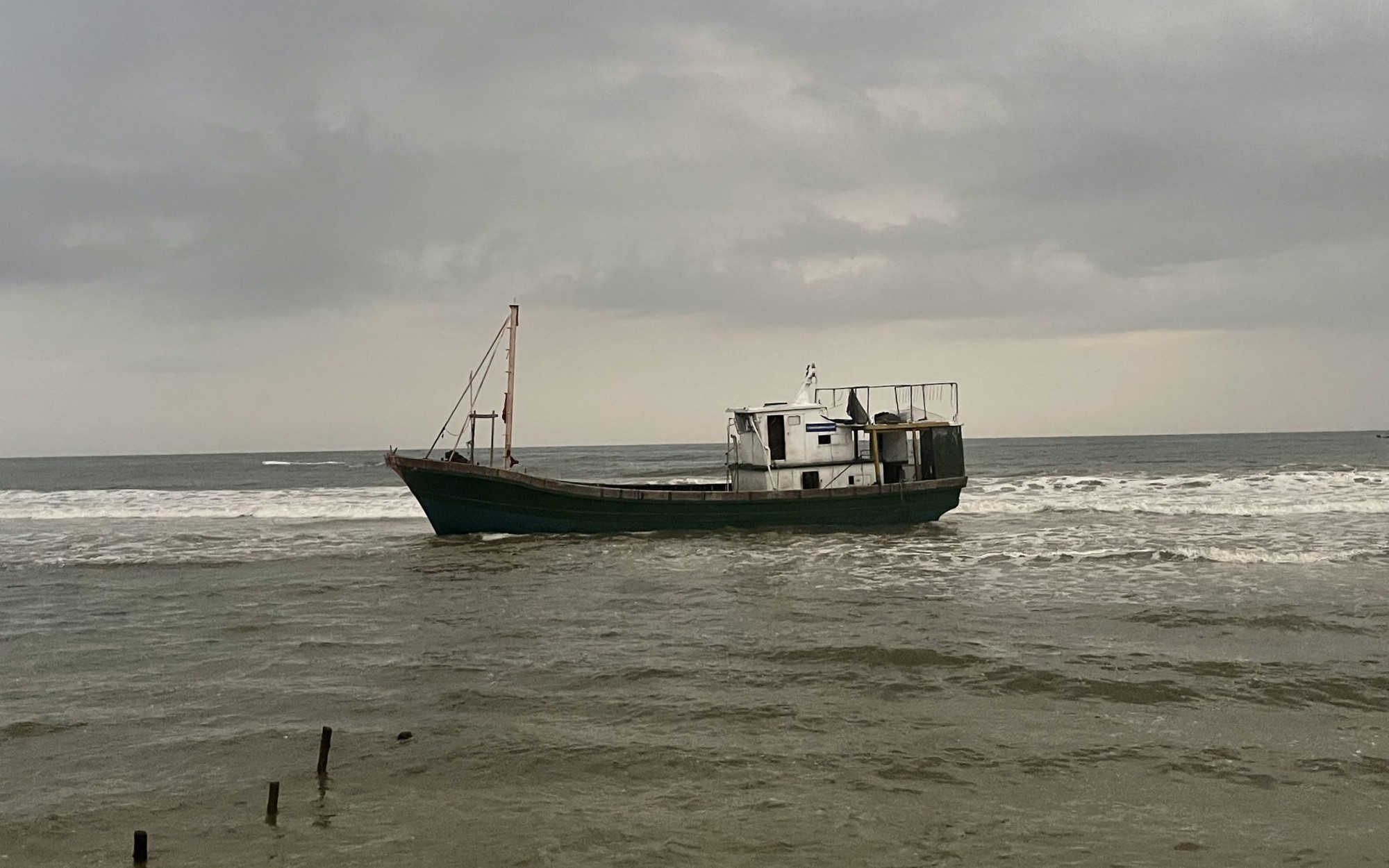 Tàu vô chủ liên tục trôi dạt vào bờ biển, Quảng Trị xử lý ra sao?