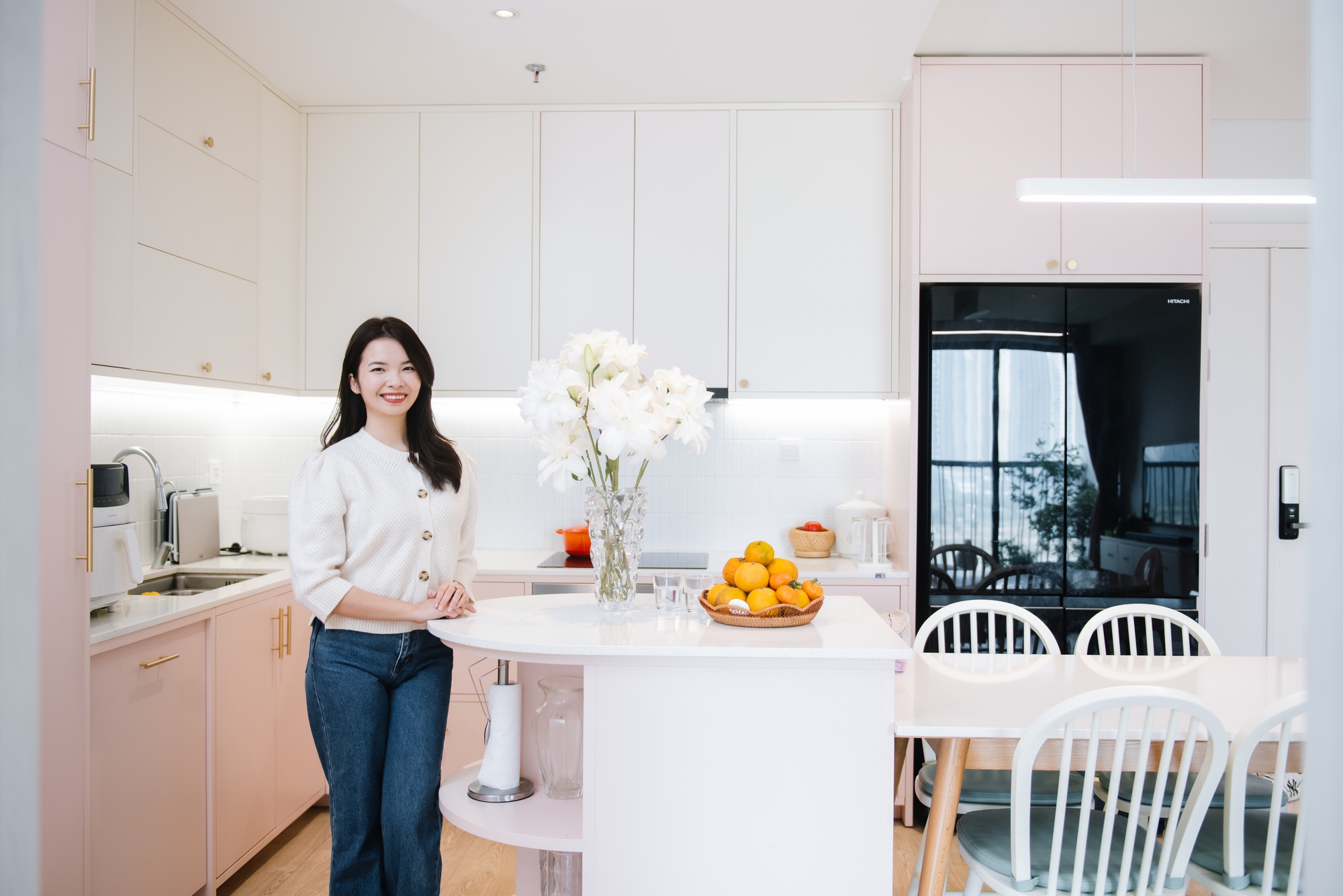 Căn hộ khiến beauty blogger Hoàng Ngọc Diệp "chốt" trong 15 phút: View "10 điểm không có nhưng", xịn nhất là căn bếp màu hồng