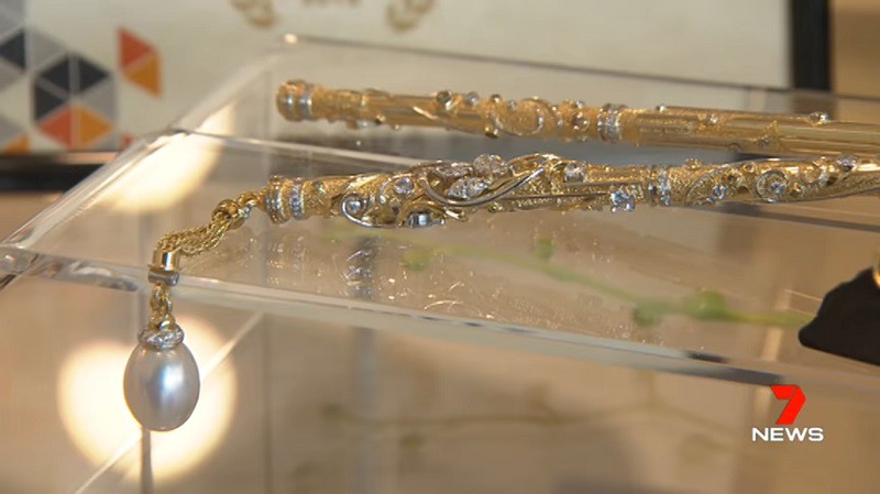 Đây là đôi đũa đắt nhất thế giới: Làm từ vàng 18K, khảm kim cương và ngọc trai, giá bán lẻ 3,2 tỷ đồng - Ảnh 3.